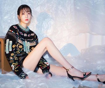 李溪芮又开始秀腿,却被“脱线”毛衣抢镜?