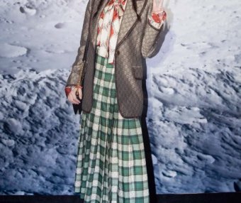 倪妮穿简单的米白色衬衫配黑长裤,文艺气质依旧!