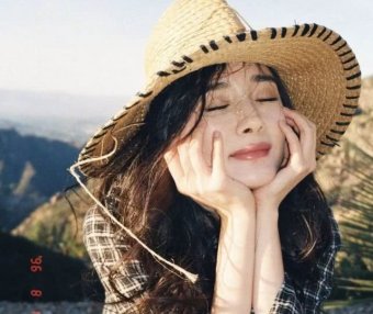 杨幂牛仔裤搭短靴的经典穿搭太显腿长