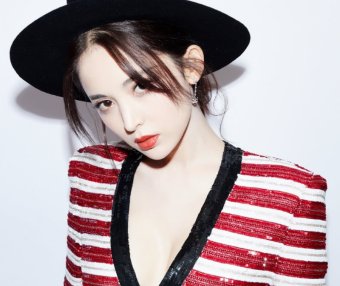 微博之夜,古力娜扎身材就是好,唐嫣C位笑起来还是那么甜