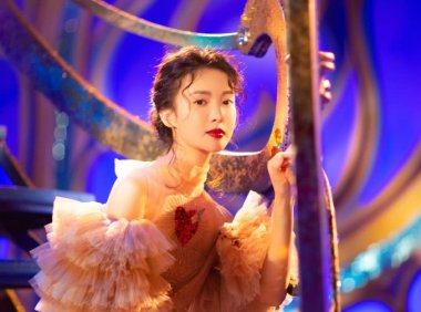 金晨终于烫卷发了，气质更惊艳