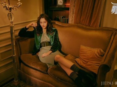 关晓彤烫了小卷毛卷发，终于选对了发型