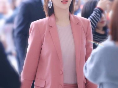 杨紫蟋蟀刘海好任性，粉色西装俏皮又知性！
