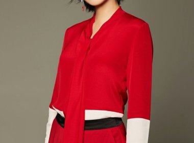 万茜身穿红色深V长裙时髦又减龄,波波头短发更惊艳