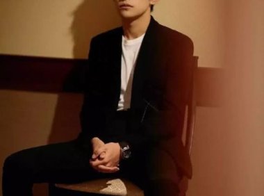 易烊千玺微微卷＋空气刘海，整个人又精致许多