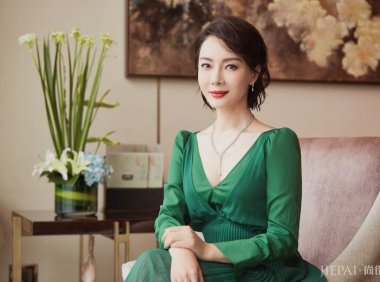 陈数《幕后之王》中短卷发利落又干练！