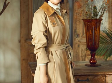 刘涛驼色风衣气场全开，短发嫩回21岁