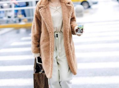 宋妍霏丸子头配“泰迪熊”大衣,呆萌可爱!