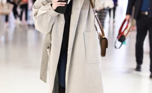 冯薪朵再随意不过的造型，却成焦点！