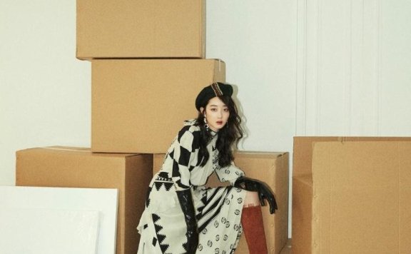 蒋梦婕黑白撞色裙搭配高筒靴子,穿起来比超模还要有气场