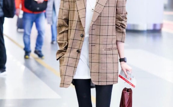 王紫璇把过膝长靴穿成了“堆堆靴”!