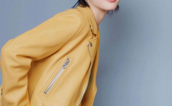 周冬雨短发搭配黄色皮衣像极了“小黄鸭”，可爱又俏皮！