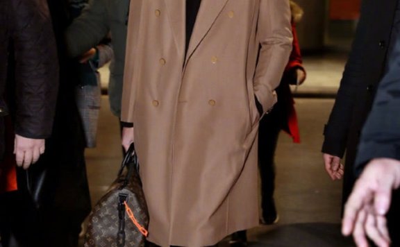 中国军团出征巴黎男装周,机场秒变造型战场,低配吴亦凡大翻身?