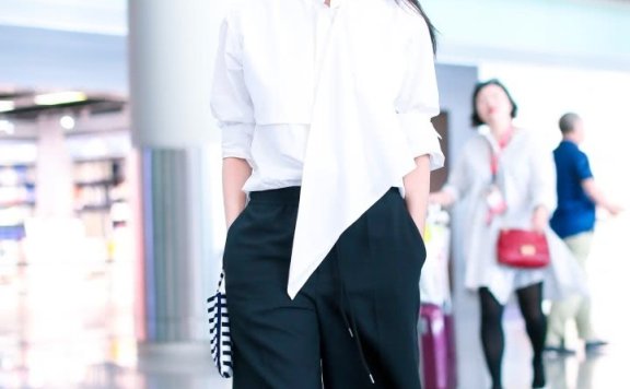 王紫璇街拍,剪了刘海气质立即变得更高级,看完我也想剪