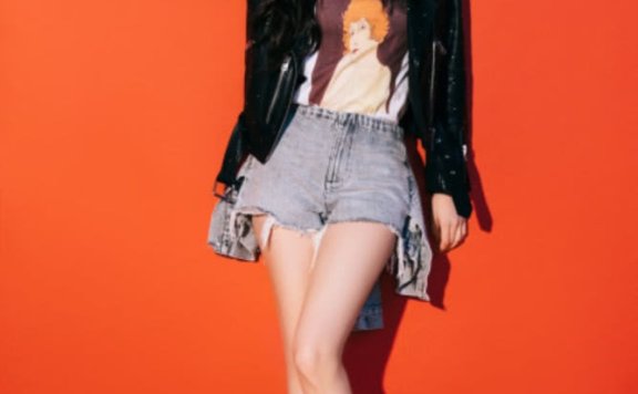 迪丽热巴铆钉小皮衣搭配牛仔短裤又酷又甜