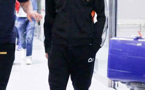 吴磊蓝色西装穿出海军绅士风！