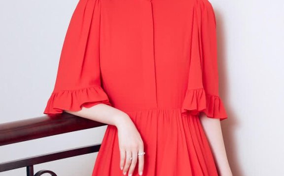 海清剪短发太减龄,穿红色连衣裙明媚如少女