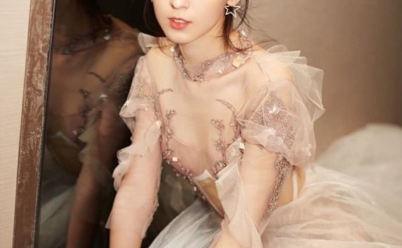 哈妮克孜丸子头搭配薄纱裙美成小仙女,惊艳了!