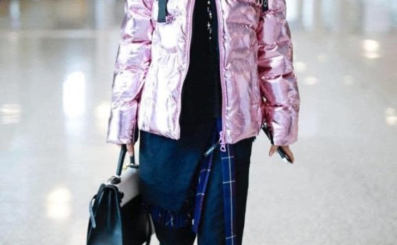 蒋梦婕穿羽绒服配皮裤，变身街头潮酷女孩！