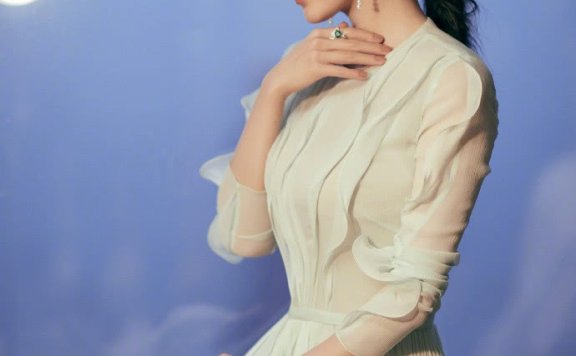 众星挑战时尚圈最拔尖的流行色原谅色