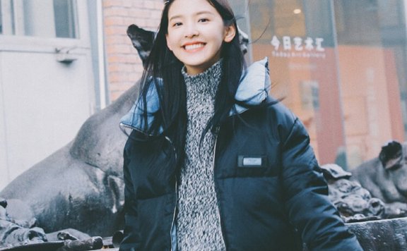 章若楠穿着运动装清纯甜美,感觉又恋爱了