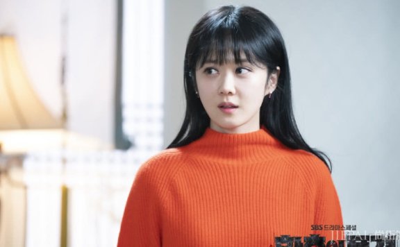 张娜拉微卷发更有女人味,美腻了
