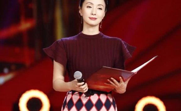 陶虹笑起来很迷人,但换上V领拼接装,“低眸照”让网友瞬间沉默了