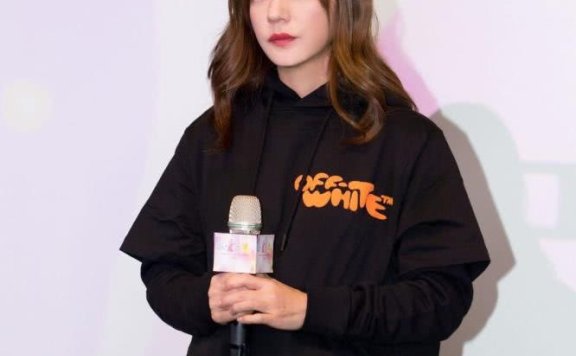 赵薇仅仅只是换上印花裙打底,美了不止一点点