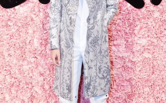 黄景瑜穿铅色风衣搭配白裤现身,尽显潇洒雅痞风格!