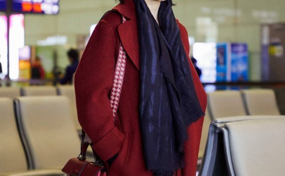 俞飞鸿穿红大衣搭蓝围巾高级明艳!