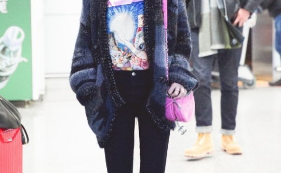 北影校花孟子义戴“蜘蛛”围巾现身,挡不住的盛世美颜!