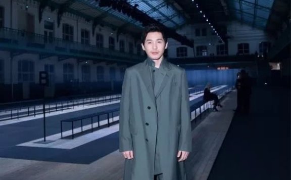 时尚界“老司机”白宇看秀竟然pick了羽绒围巾?