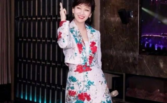 赵雅芝身穿娇艳套裙,身材好到超乎想象!