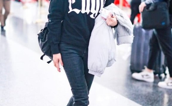 袁泉现身机场,意外地很接地气,但完全看不出她41岁!