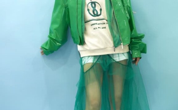 谭维维玩转高级绿,短裤加薄纱裙更是亮眼!