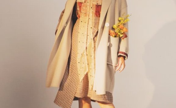 梁洁披北欧风毛衣，变身文艺范儿少女！