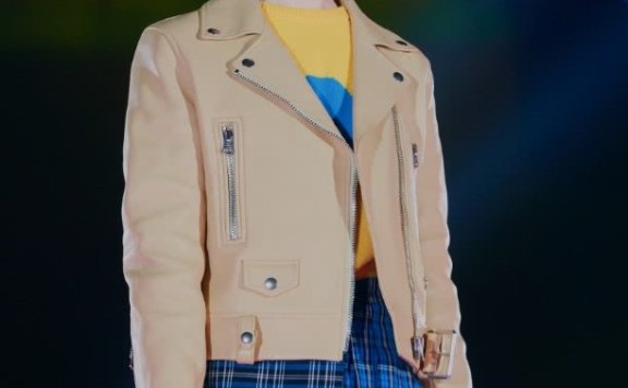 周冬雨穿彩色上衣出镜，荧光绿很抢眼，却被超大运动鞋抢镜！