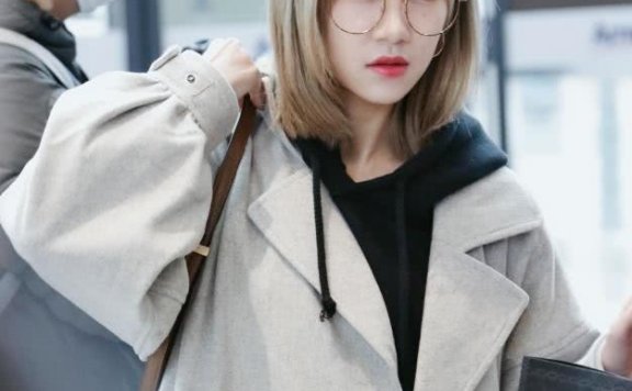 冯薪朵换了新发色，气质变得不一样了