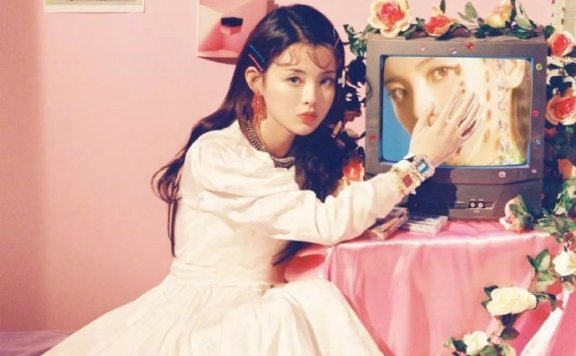 火箭少女杨超越首登单人封面,满头发夹搭配“便便”头太可爱!