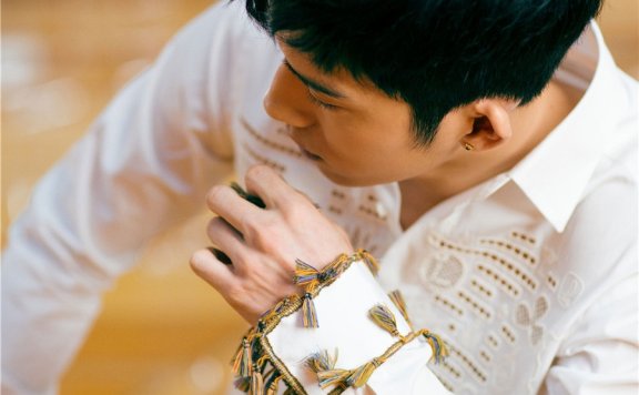 井柏然出席巴黎时装周 造型简约时尚少年感十足