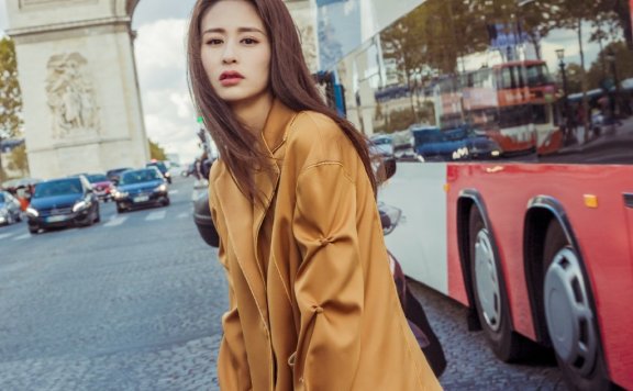 颖儿一身姜黄色西服成熟又魅力,美出新高度