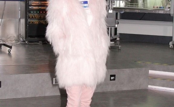 米雪63岁依旧有少女感,穿粉色衣服减龄了十来岁