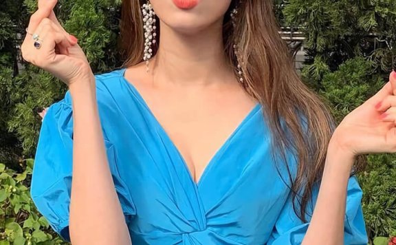 李圣经耳朵上挂一串“野果”,还以为她才18岁!