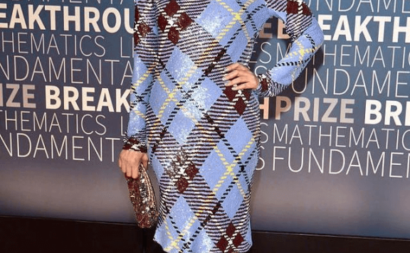 邓文迪一身墨绿色露肩裙优雅又高级,50岁又怎样