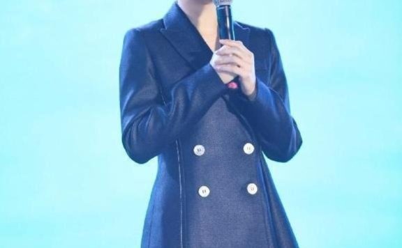 孙俪穿西装裙秀美腿美出新高度,头发留长一点太减龄