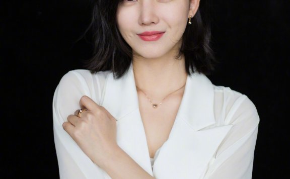 杨子姗一袭白色连衣裙，减龄又仙气