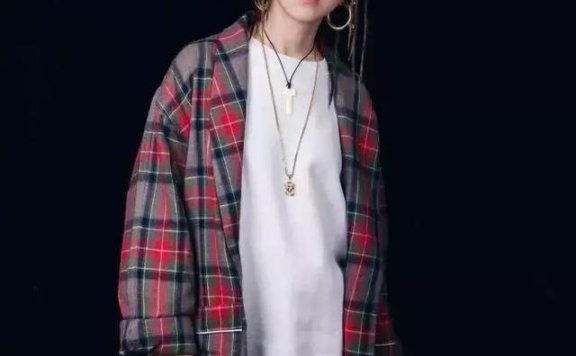 邓紫棋不穿皮裤比男生都要帅