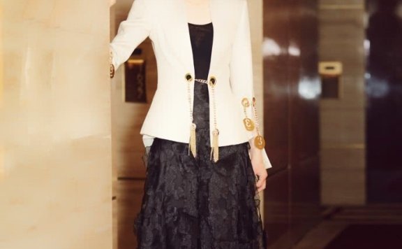 张芷溪在《天衣无缝》中穿民国装清纯灵动，私服搭配更是古典温婉