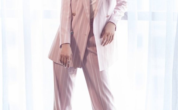 安悦溪在裙子上绑两个蝴蝶结,一下美成仙子!