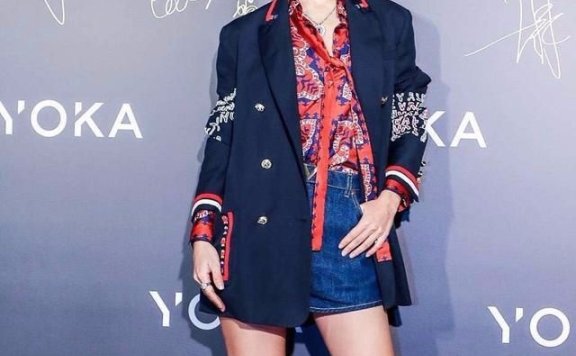 卢靖姗花衬衫外搭蓝色的小西装,看起来非常的正式的样子